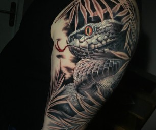 Tatouage réaliste noir et gris d'un serpent