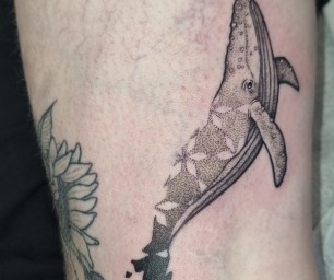 Tatouage baleine graphique dotwork