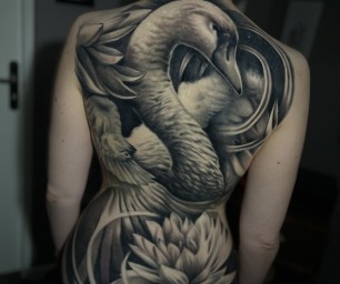 Tatouage réaliste noir et gris d'un dos