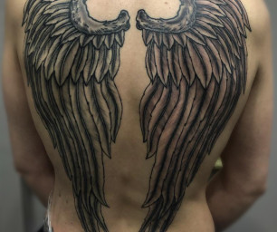 Tatouage ailes dos noir et gris