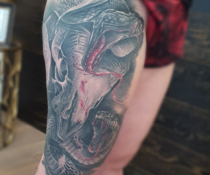 Tatouage realiste noir et gris dark skull et serpents