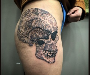 Tatouage graphique skull crane cuisse noir et gris