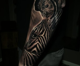 Tatouage réaliste noir et gris d'un zèbre