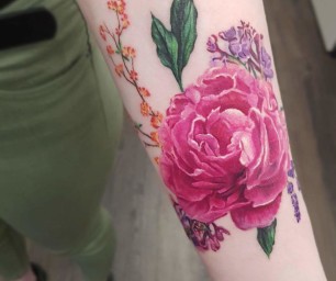 Tatouage realiste couleurs fleurs avant bras