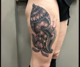 Tatouage coquillage japonais fleurs lotus noir et gris