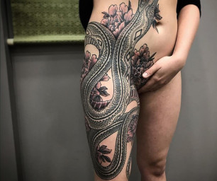 Tatouage japonais serpent fleurs pivoines noir et gris