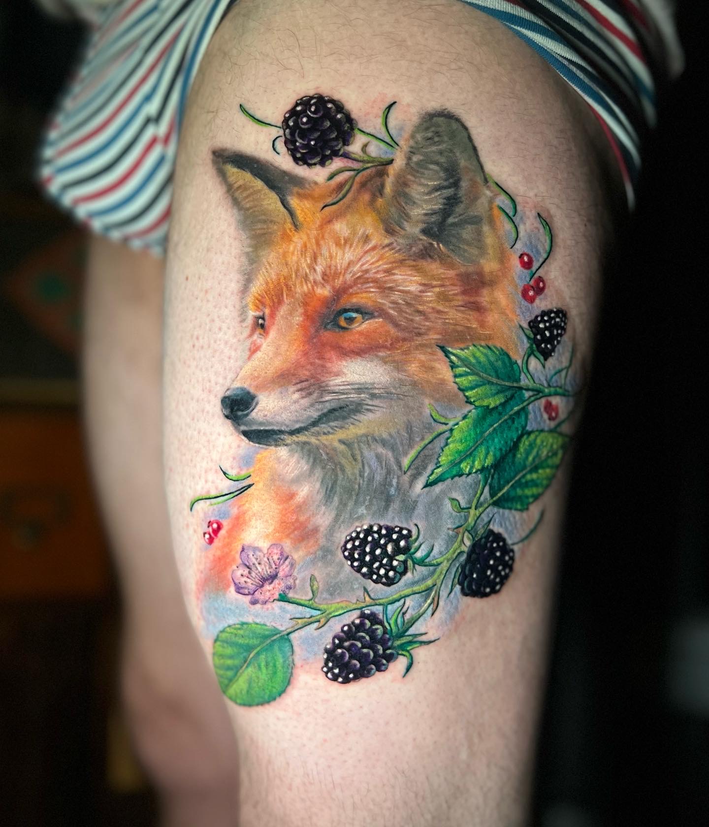 Tatouage réaliste couleurs d'un renard et des baies