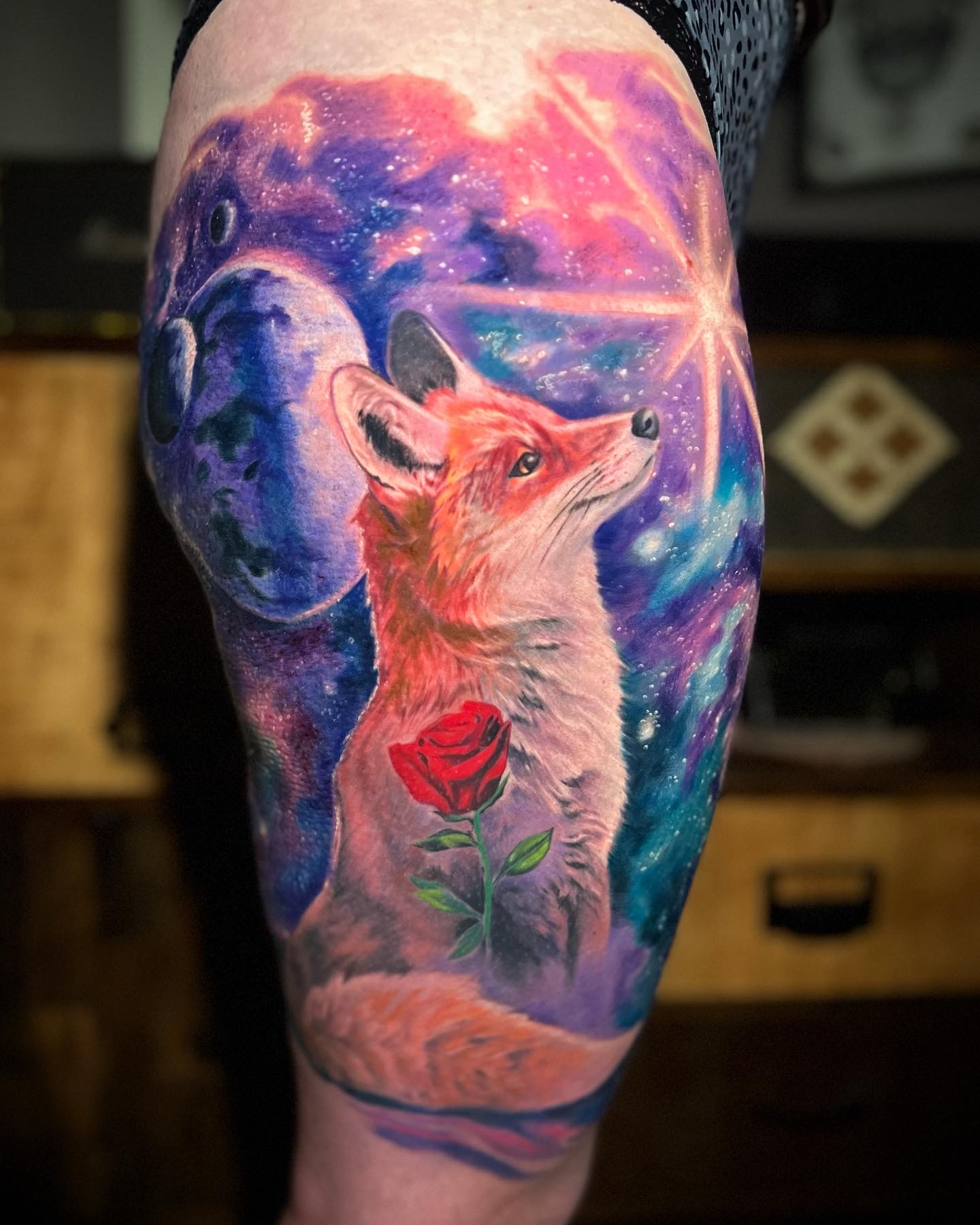 Tatouage réaliste couleurs d'un renard et d'une rose.