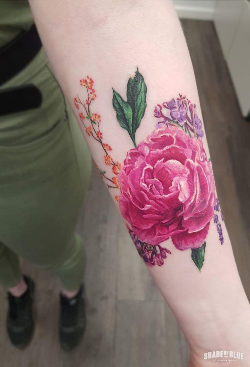 Tatouage realiste couleurs fleurs avant bras
