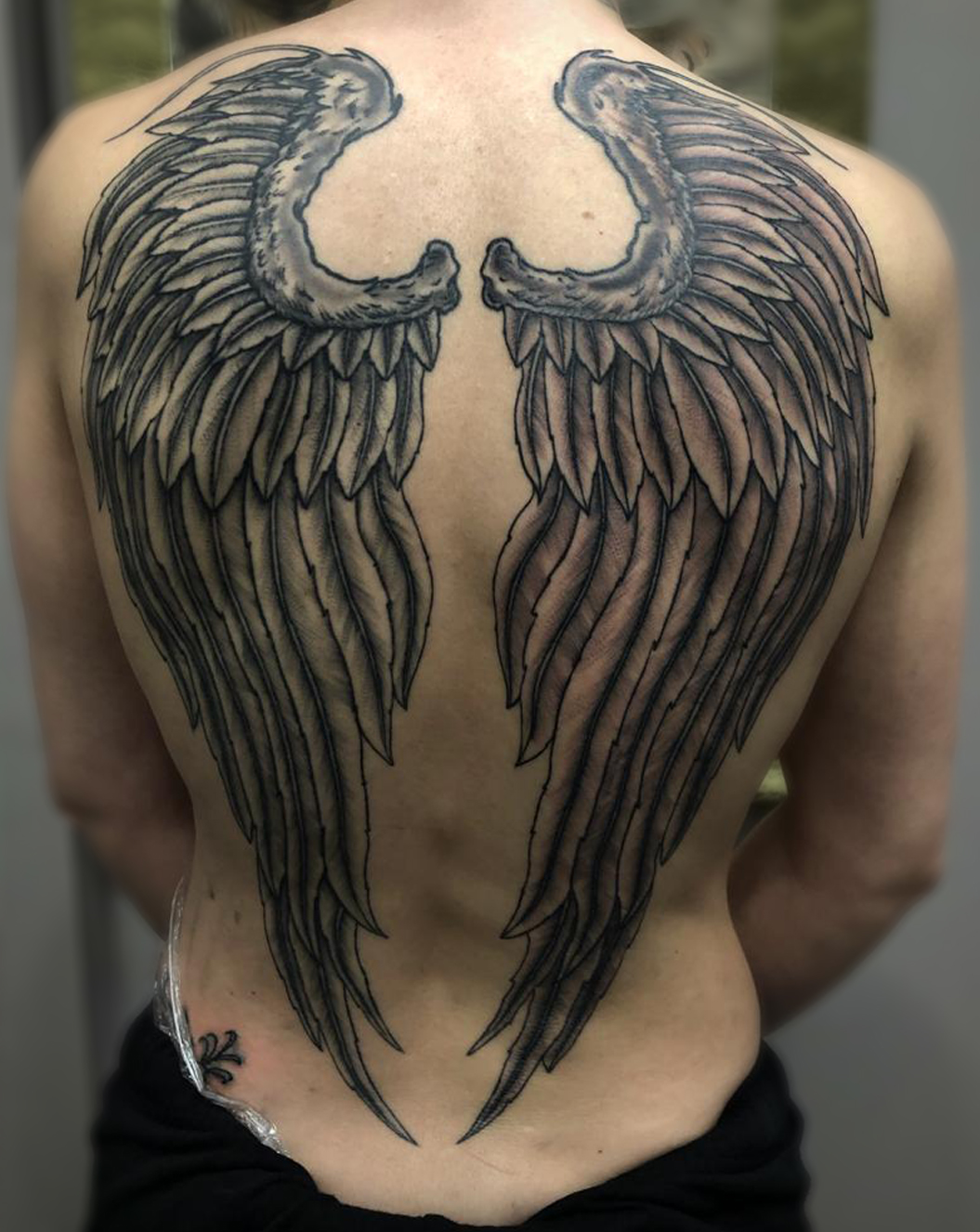 Tatouage ailes dos noir et gris